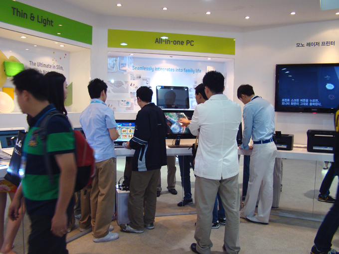 PC 제품군을 구경하는 관람객들