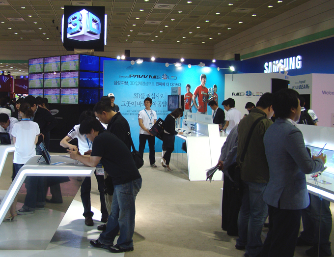 스마트폰을 체험하고 있는 관람객들