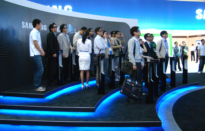 3D TV를 체험하고 있는 관람객들