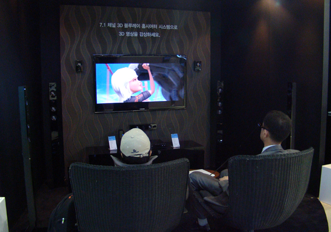 블루레이 홈씨어터를 체험하고 있는 관람객들