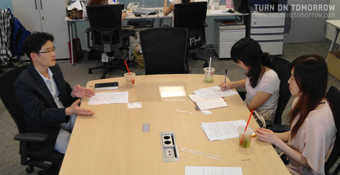 인터뷰하는 모습