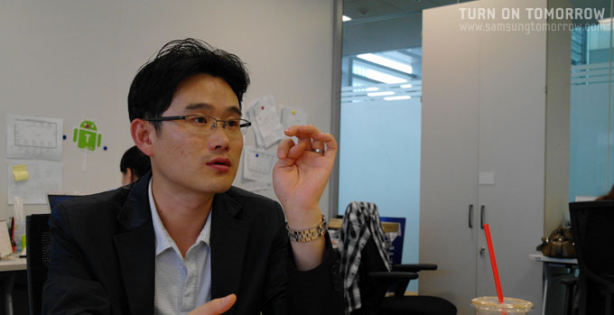 인터뷰하는 모습