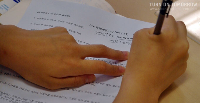 인터뷰하는 모습