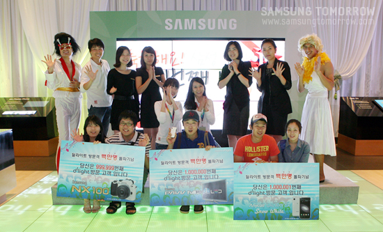 100만번째 고객들이 선물을 받고 기념사진을 촬영하는 모습