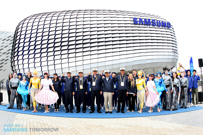 공연주인공들과 크루 전원과의 단체사진