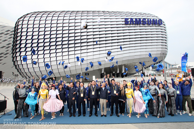 모자를 던지는 삼성호 크루들, 공연진들과 크루들이 환호하는 모습