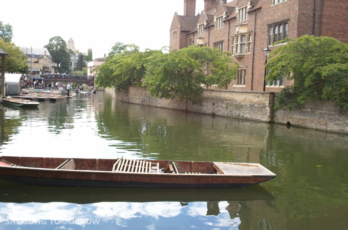 하늘이 비치는 캠강과 펀팅