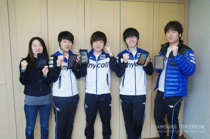 갤럭시탭을 들고 있는 프로게임단 선수들