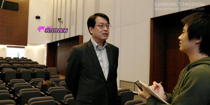 김정현 삼성전자 온라인홍보그룹 부장이 스토리텔러와 인터뷰하는 모습