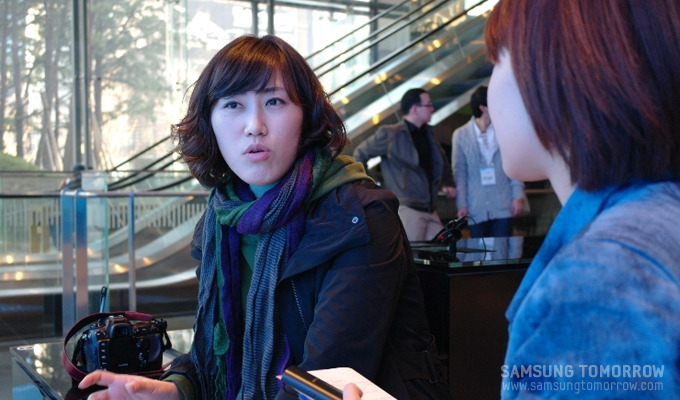 인터뷰하는 블로거 꽃잔