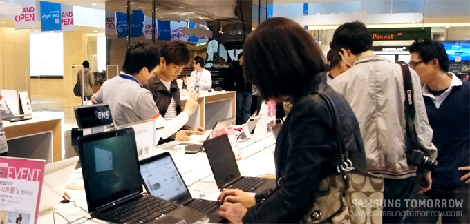 노트북을 체험하고 있는 여성