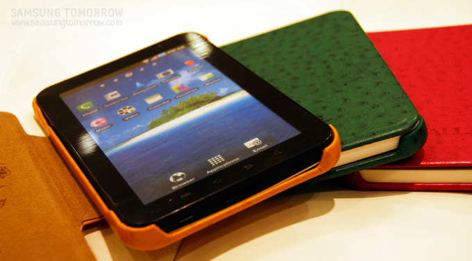 갤럭시 탭을 아이잘 케이스에 끼운 모습