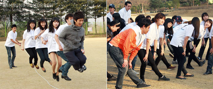 스트레칭과 단체줄넘기 하는 학생들의 모습