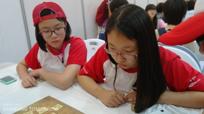 학생들이 보드게임을 하는 모습