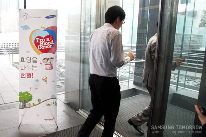 삼성 직원이 헌혈을 하러 엘리버에터에 오르는 모습