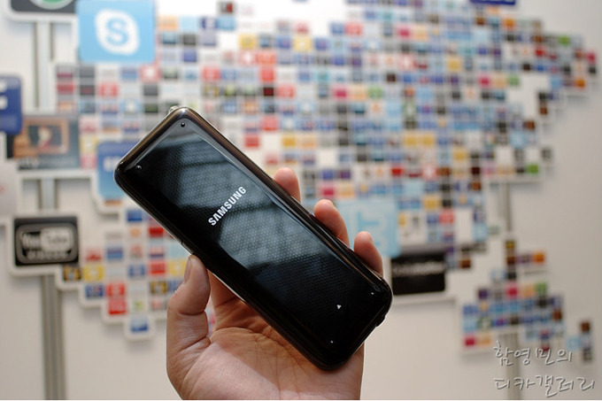 스마트TV 리모컨 뒷면의 모습