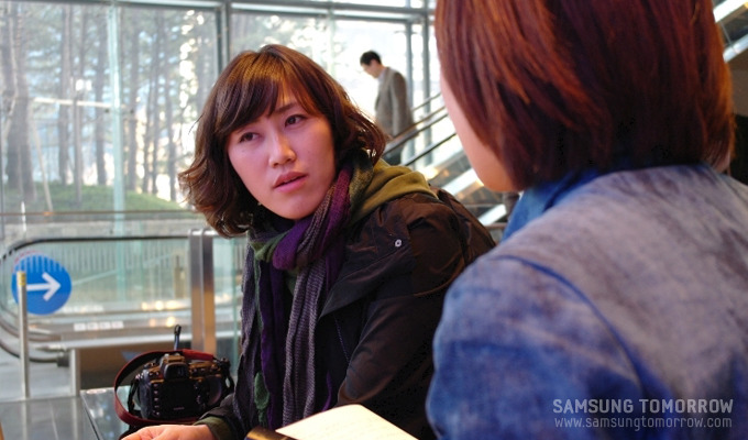 인터뷰하는 블로거 꽃잔