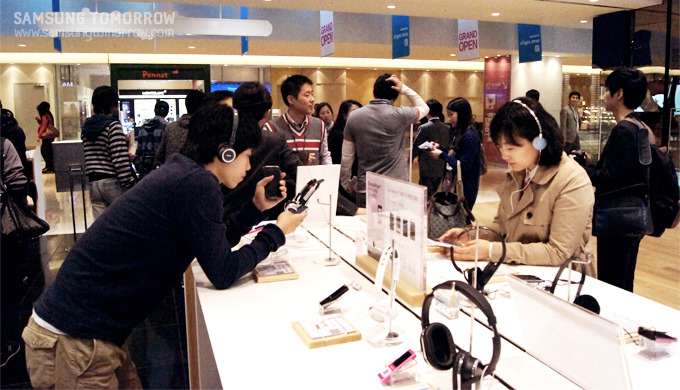 갤럭시 플레이어를 체험하고 있는 사람들