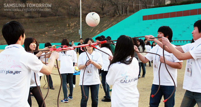 즐겁게 레크리에이션을 하는 학생들