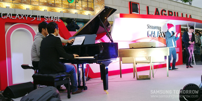 피아노와 함께 삼성 갤럭시S2로 악기어플을 이용한 연주