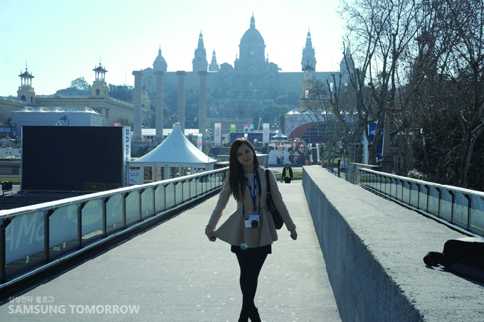 행사장 앞에서 스토리텔러