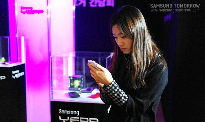 갤럭시플레이어를 체험하는 스토리텔러의 모습