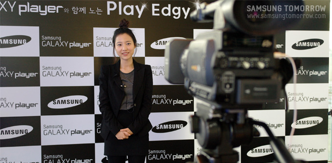 포토월에서 사진 찍는 스토리텔러