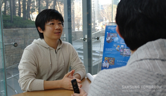 인터뷰하는 신봉석 블로거