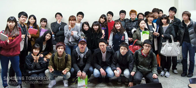 ▲ 강연이 끝난 후 국민대 학생들과 함께