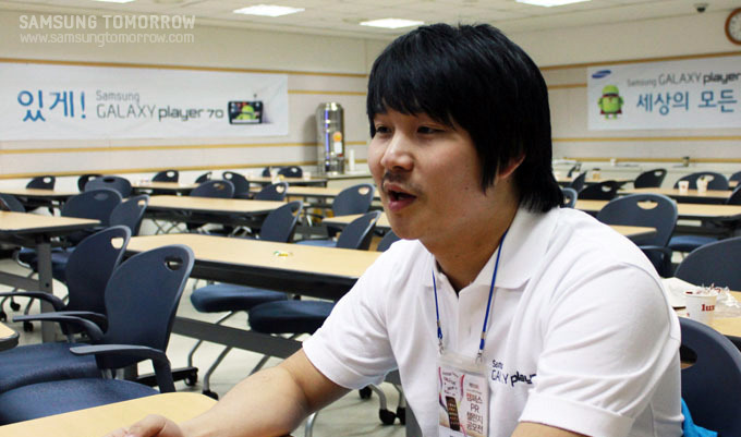 봄나물비빔밥 정우석 팀장이 인터뷰하는 모습