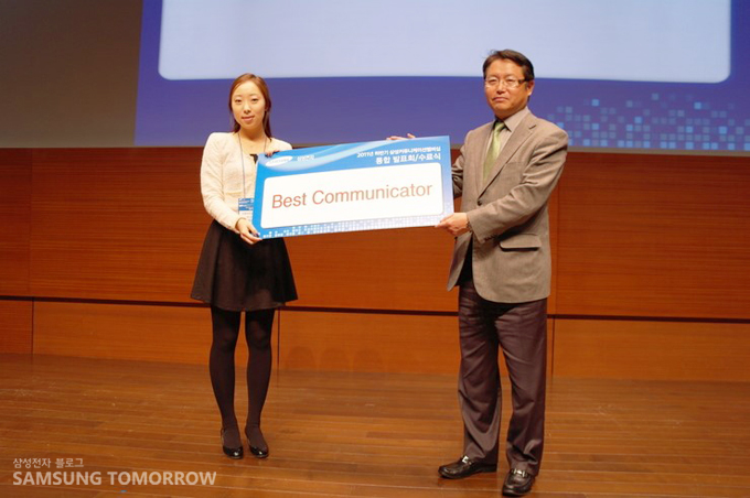숙명여대학생이 best communicator 상을 받는 모습