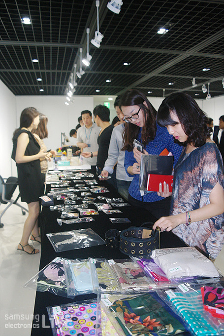 물건을 고르는 삼성전자 직원들