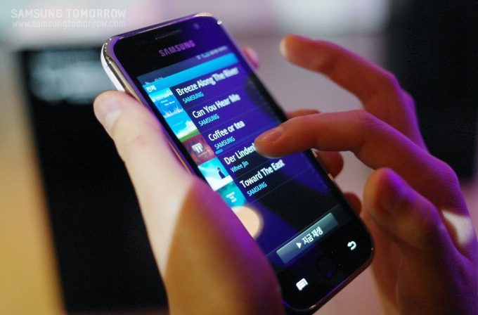 갤럭시플레이어를 체험하는 스토리텔러의 모습