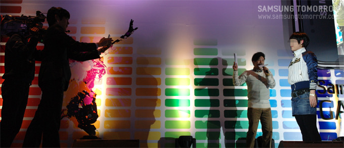 갤럭시 플레이어 어플을 체험하는 시민