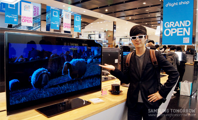 3d TV를 체험하고 있는 스토리텔러