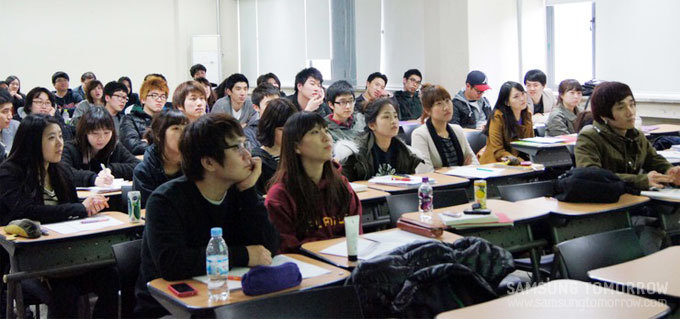 진지하게 이야기를 듣는 학생들의 모습