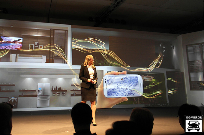 세탁기 와 냉장고 등의 연결성을 설명하고 있는 삼성전자 임직원