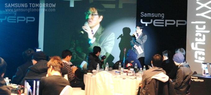 행사를 진행하는 삼성전자 마케팅팀 mp3 담당 김지수 과장