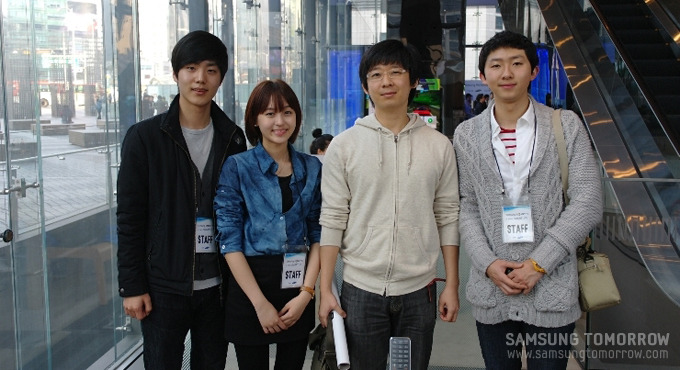 인터뷰가 끝나고 신봉석 블로거와 기념사진을 찍는 스토리텔러들