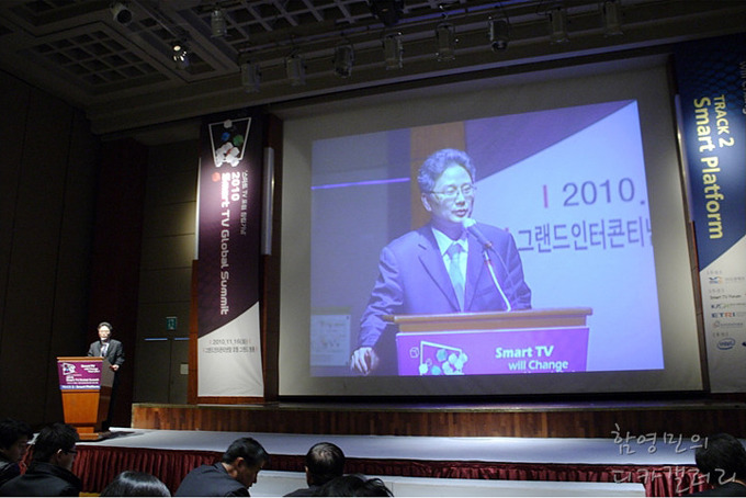 삼성전자 이경식 상무가 연설하는 모습