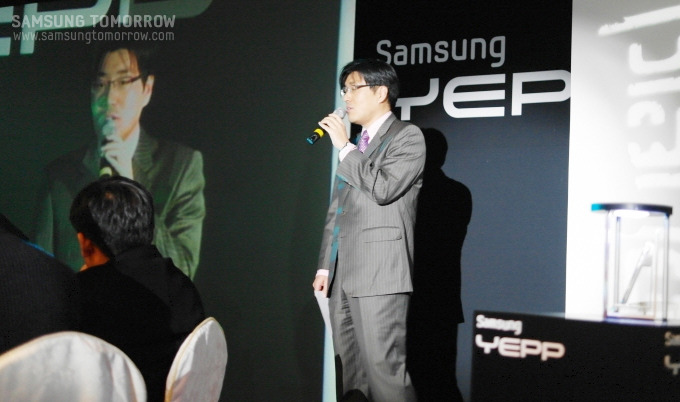 행사를 진행하는 삼성전자 마케팅팀 mp3 담당 김지수 과장