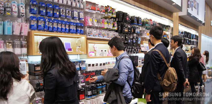 다양한 악세서리를 보고 있는 사람들의 모습