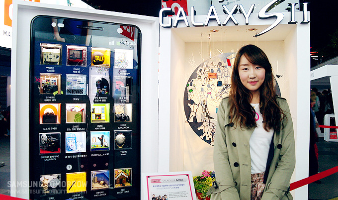 스마트 메일 박스앞에 서있는 스토리텔러