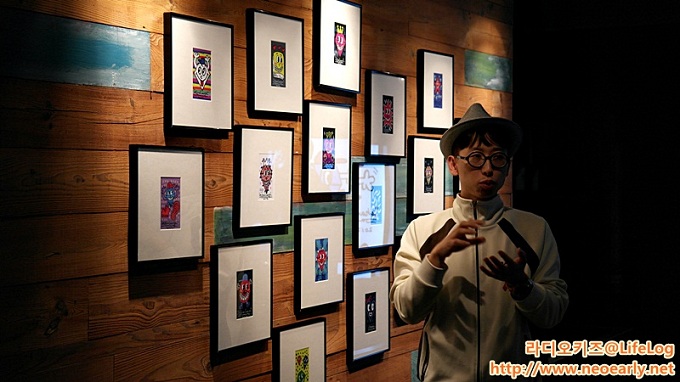 작품을 설명하는 모습