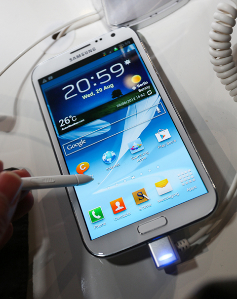 S펜으로 액정을 터치하는 모습