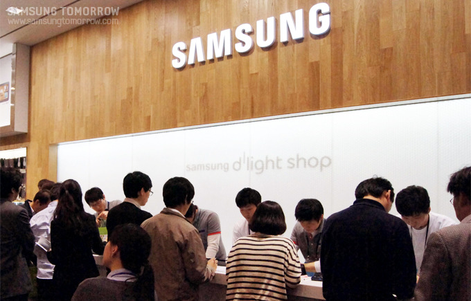 삼성 딜라이트에서 제품 상담을 받고 있는 사람들의 모습