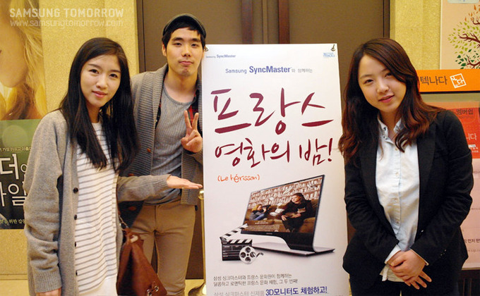 프랑스 영화의 밤 배너 앞에서 기념사진을 찍는 스토리텔러들