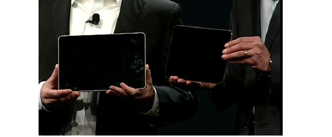 갤럭시탭 10.1과 8.9인치를 비교하는 모습