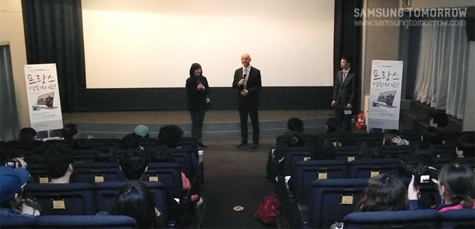 영화소개하는 관계자들