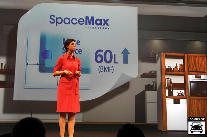 공간을 늘렸다는 점을 어필하고 있는 모습